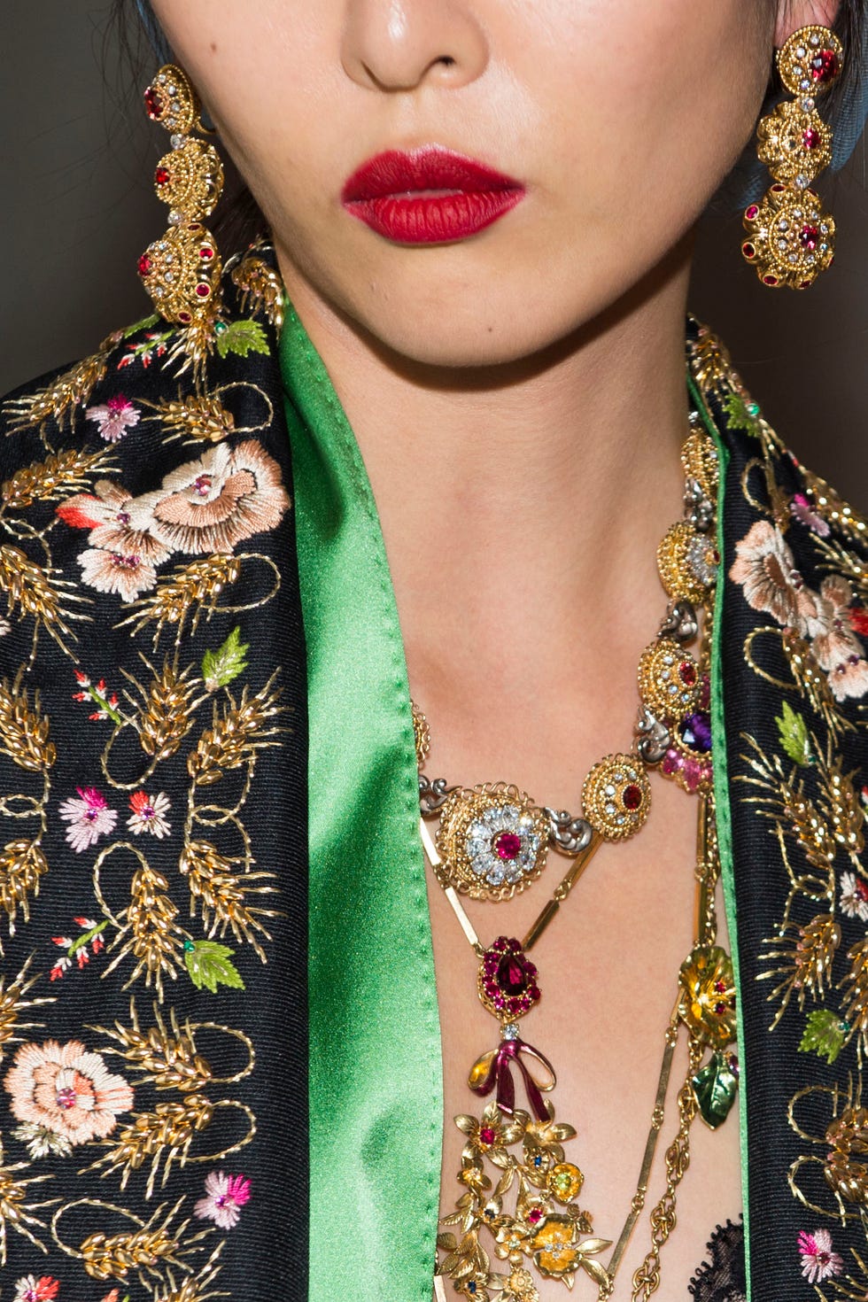 https://hips.hearstapps.com/hmg-prod.s3.amazonaws.com/images/dolce-gabbana-altamoda-venezia2021-details-152-1630341142.jpg?crop=1xw:1xh;center,top&resize=980:*