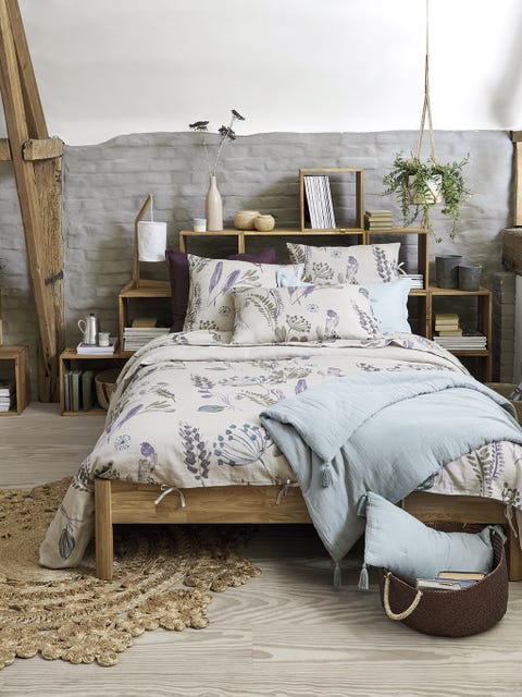 Bed, Bedroom, Bed sheet, Bedding, Furniture, Duvet cover, Bed frame, Room, Textile, Duvet, 