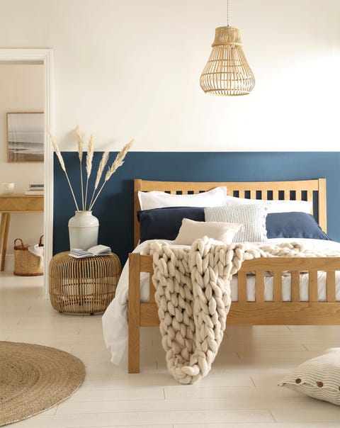 dormitorio en azul, blanco y madera