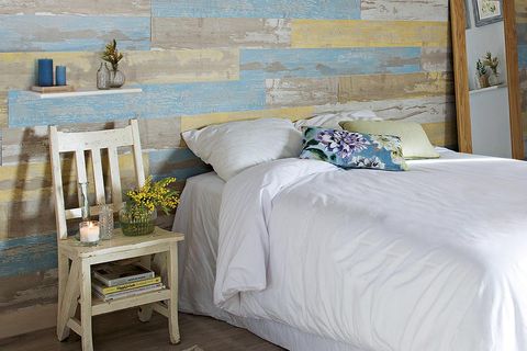 Dormitorio con pared de madera reciclada