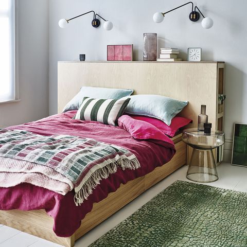 dormitorio moderno en verde, rosa y madera
