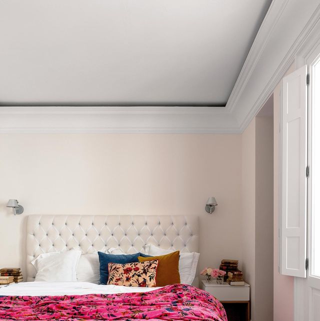 un dormitorio sofisticado en rosa y blanco