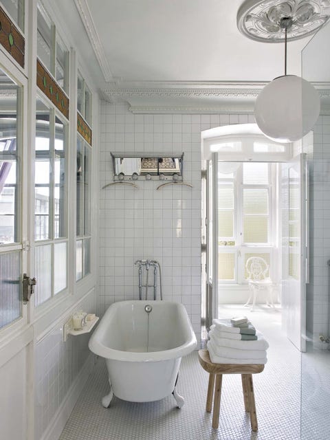 Dormitorio de estilo clásico actualizado con baño - Dormitorios