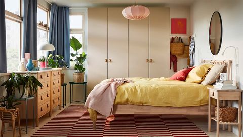 dormitorio de madera con ropa de cama amarilla