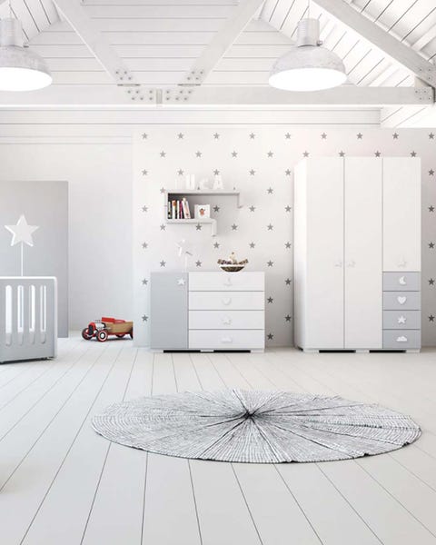 dormitorio infantil con cuna en blanco con estrellas