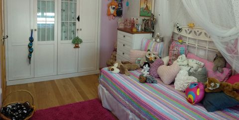 Dormitorio infantil decorado en tonos lila