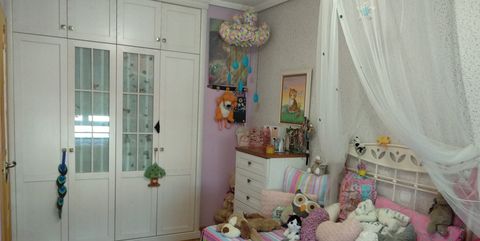 Dormitorio infantil decorado en tonos lila