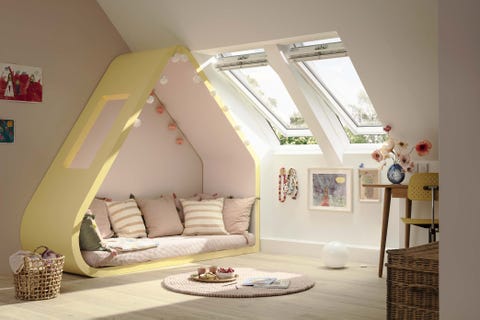 habitación infantil moderna con ventanas en el techo