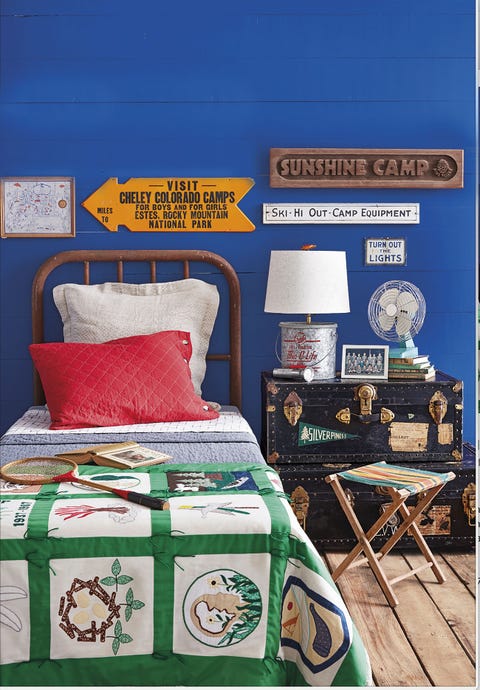 dormitorio juvenil azul con adornos de viajes