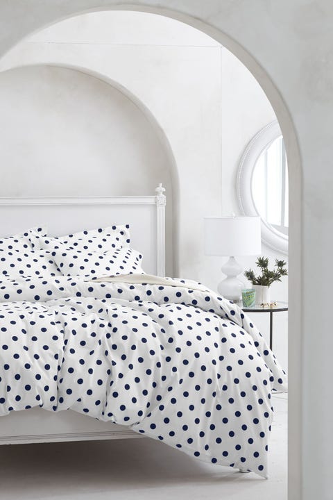 Dormitorio en blanco con ropa de cama de lunares