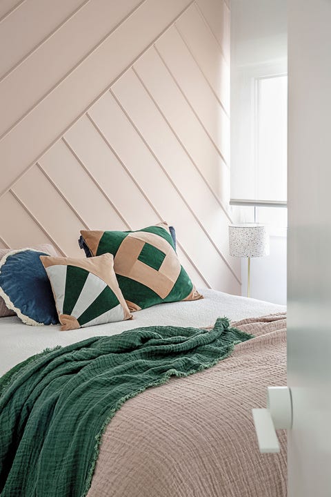 dormitorio en rosa y verde con cabecero de pared