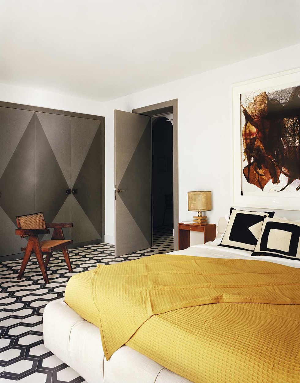 现代风格的卧室，黄色披毯