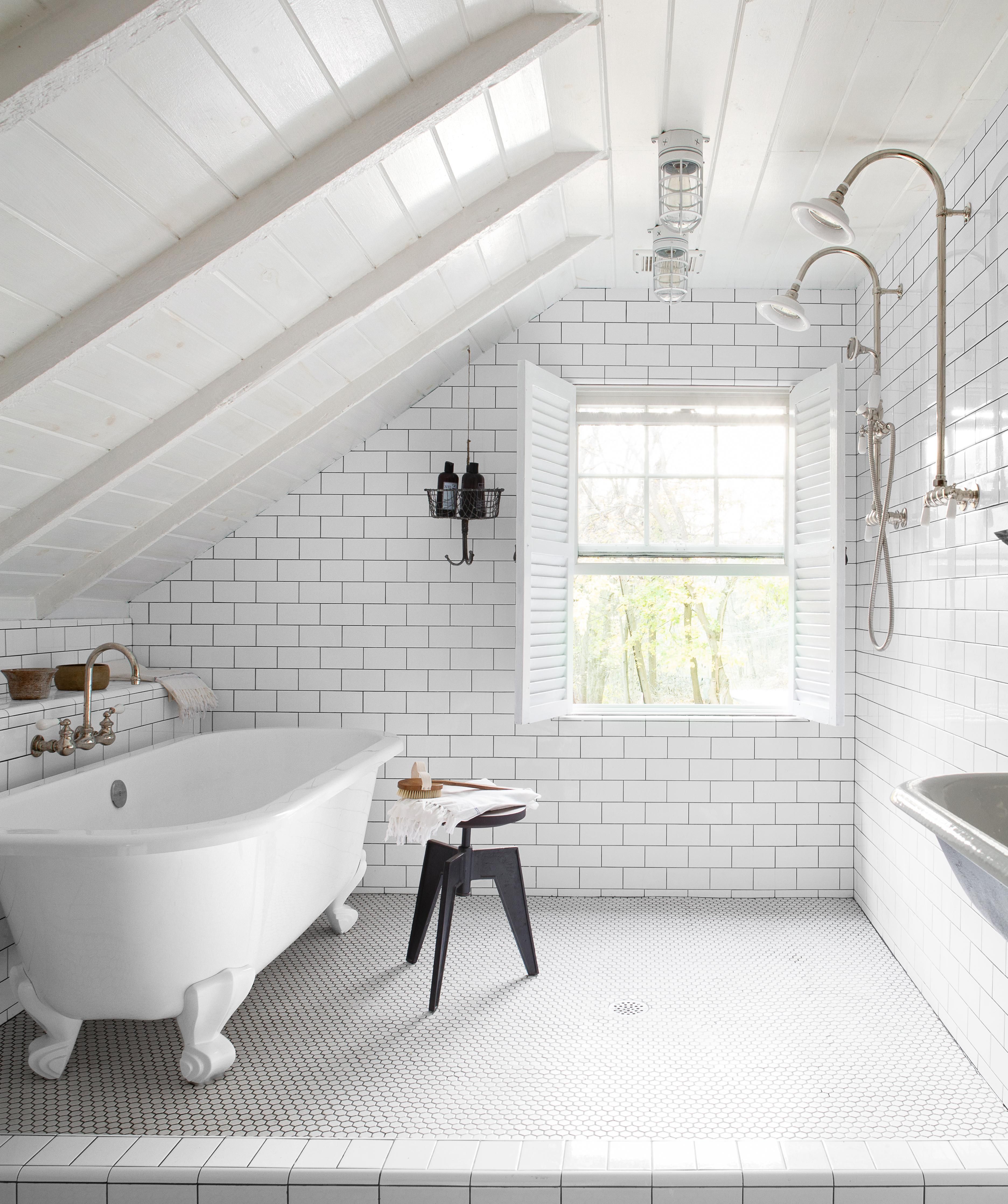 Clawfoot Tub Ideas For Your Bathroom, Claw Bathtub With Shower