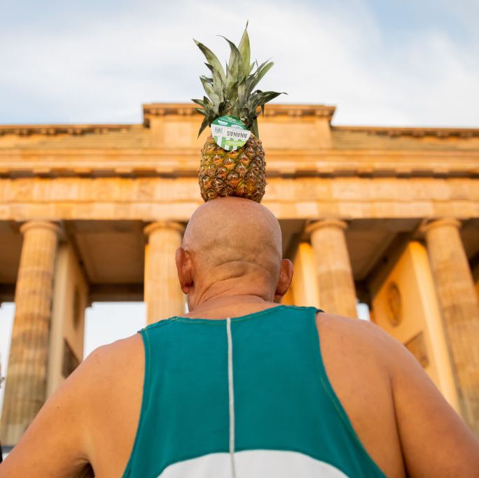 Ashley Furman boot vrede Deze man liep de marathon van Berlijn met een ananas op zijn hoofd