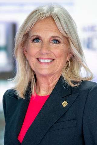 nueva york, ny 06 de septiembre jill biden habla de walk of america mientras visita la sala de redacción de america en fox news channel studios el 6 de septiembre de 2018 en la ciudad de nueva york foto de roy rochlingetty images's newsroom" at fox news channel studios on september 6, 2018 in new york city photo by roy rochlingetty images