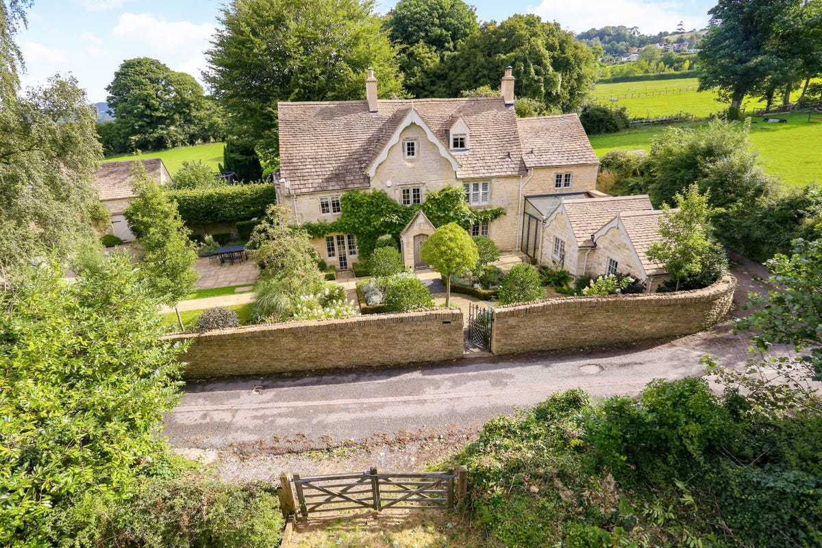 16th Century Cottage For Sale in The Cotswolds