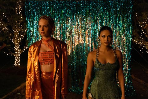 DO REVENGE do revenge l r maya hawke as eleanor and camila mendes as drea in do revenge cr kim simmsnetflix © 2022