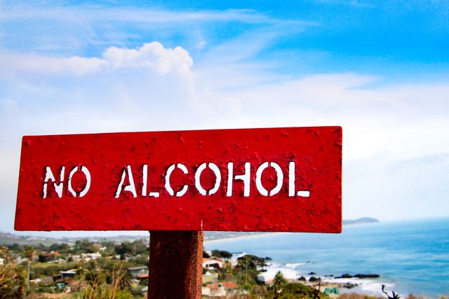 cartel de "no alcohol" en una imagen frente al mar