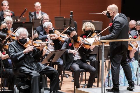 jaap van zweden conducts the new york philharmonic with itzhak perlman as soloist at alice tully hall, 1212021  photo by chris lee