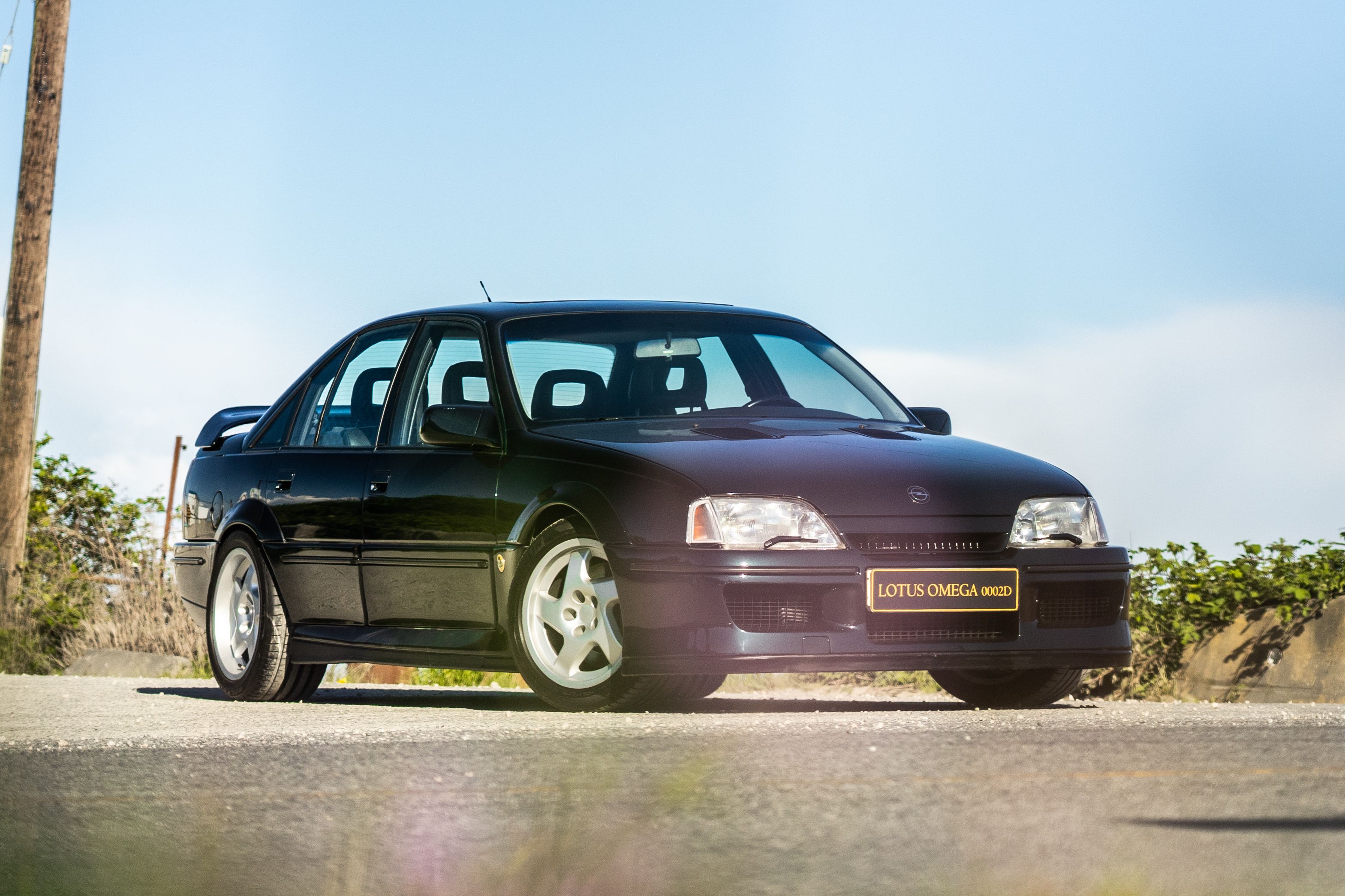 The Lotus Carlton Is Built For Absolutely Bludgeoning
