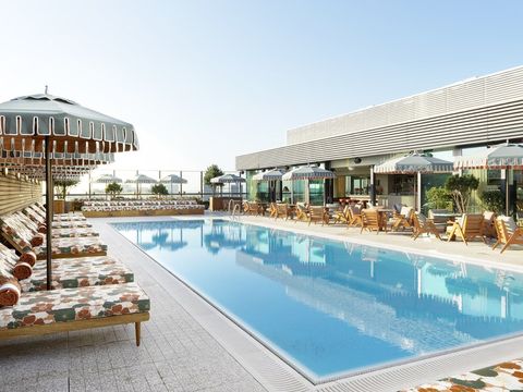 Swimming pool, Resort, Building, Property, Leisure centre, Leisure, Architecture, Hotel, Vacation, Resort town, 