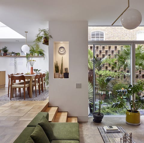 Salón a doble altura decorado con plantas