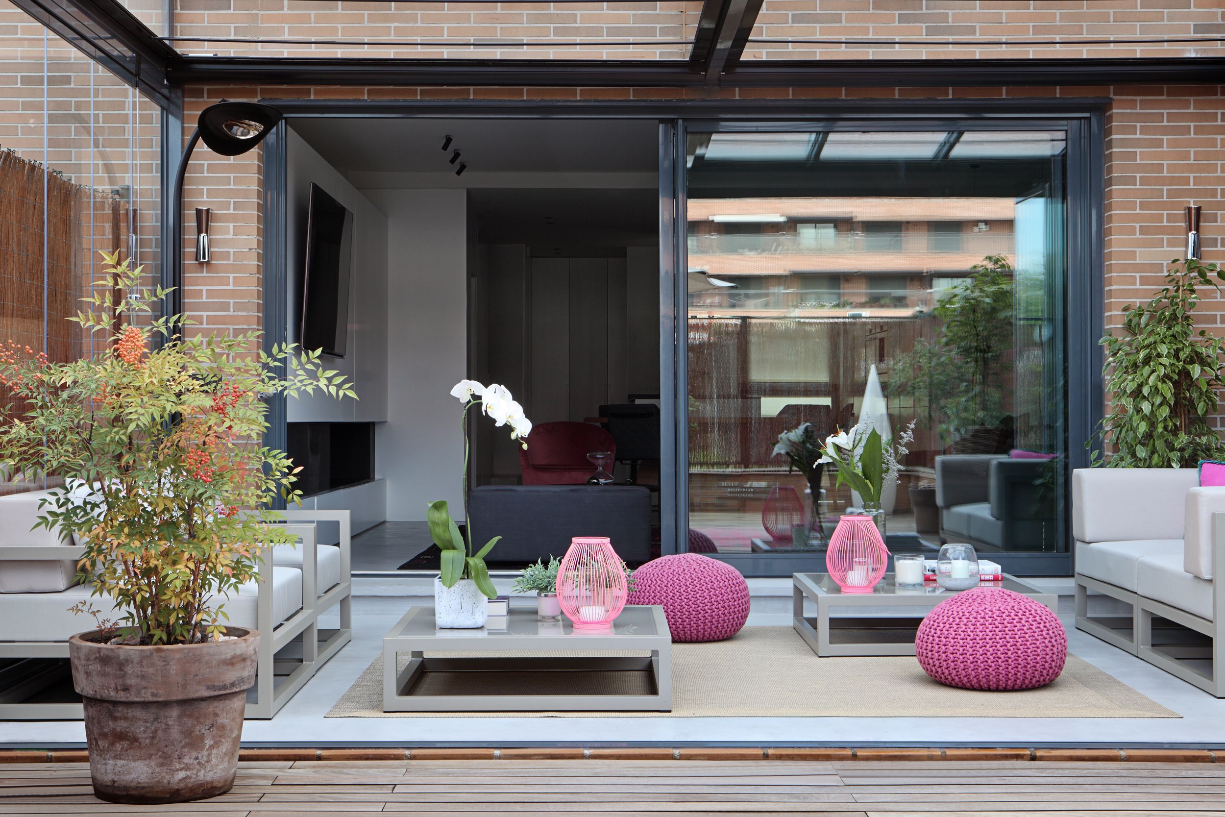 Un dúplex con terraza con estilo moderno en rosa y gris