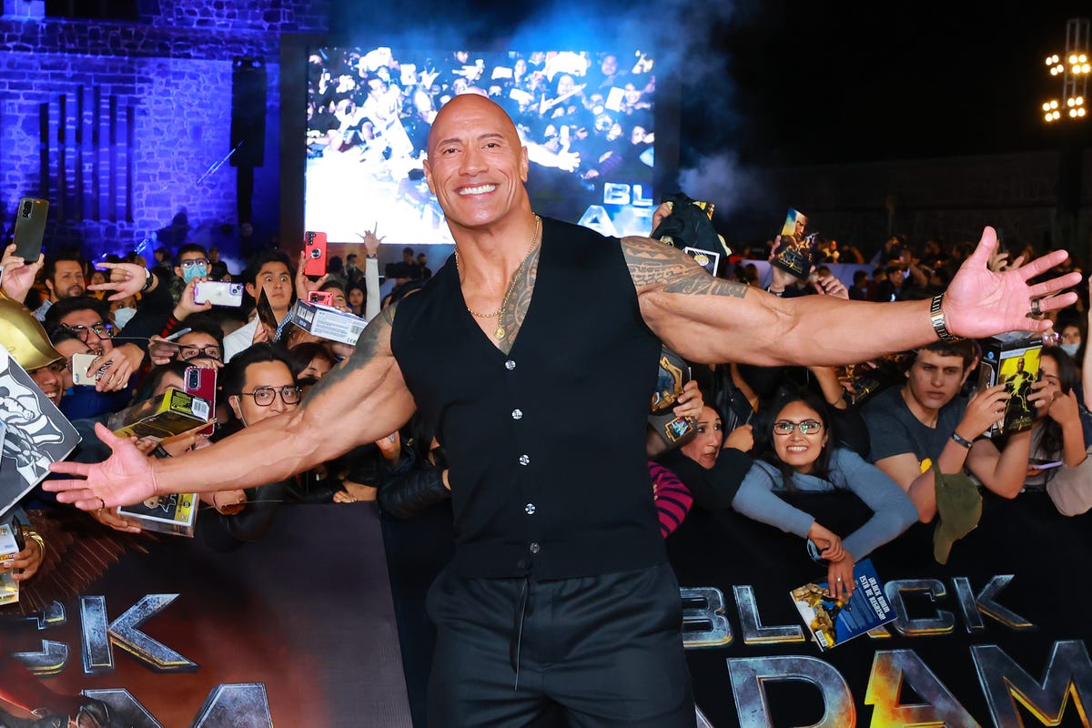 Dwayne The Rock Johnson Presume De Brazos Con Chaleco Negro |  espacopotencial.org.br