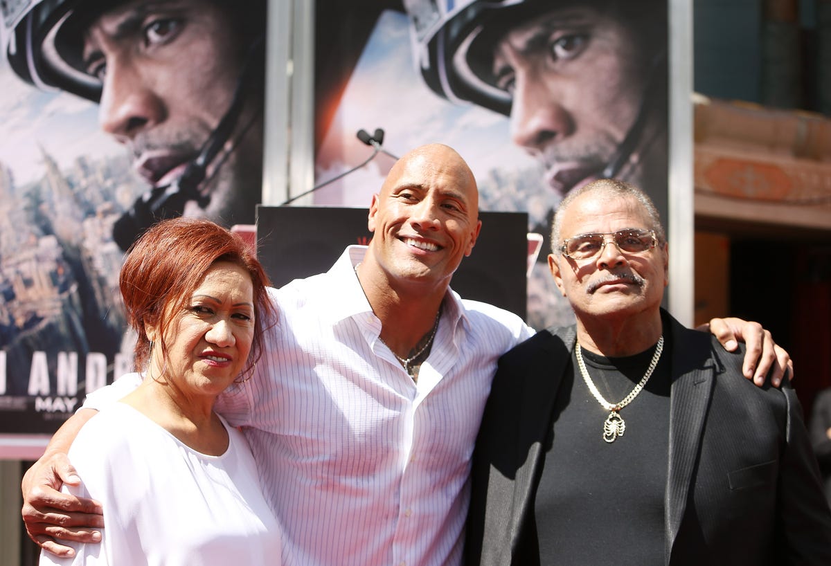 Vídeo: The Rock recuerda a su padre y denuncia el racismo