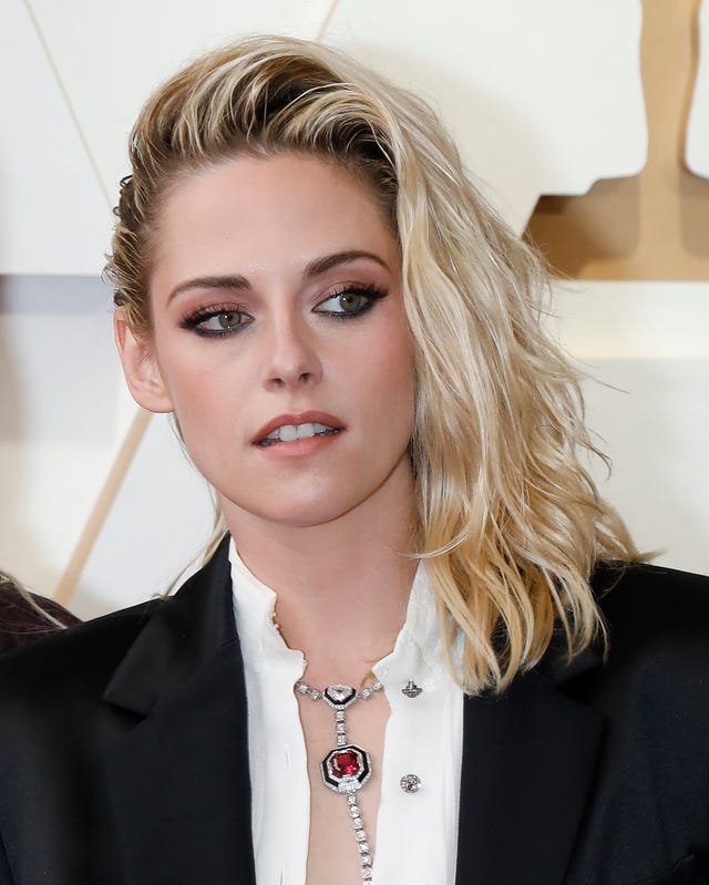 Kristen Stewart's Oscars 2022 red carpet make-up - Harper's BAZAAR