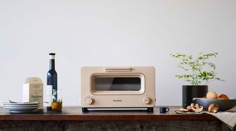 日本質感家電品牌balmuda暢銷商品「蒸氣烤麵包機」，從2015年上市之後，目前已經累積銷售超過100萬台！除了常見的黑白色系，balmuda近日更是推出了仙氣滿分的「奶茶配色」！