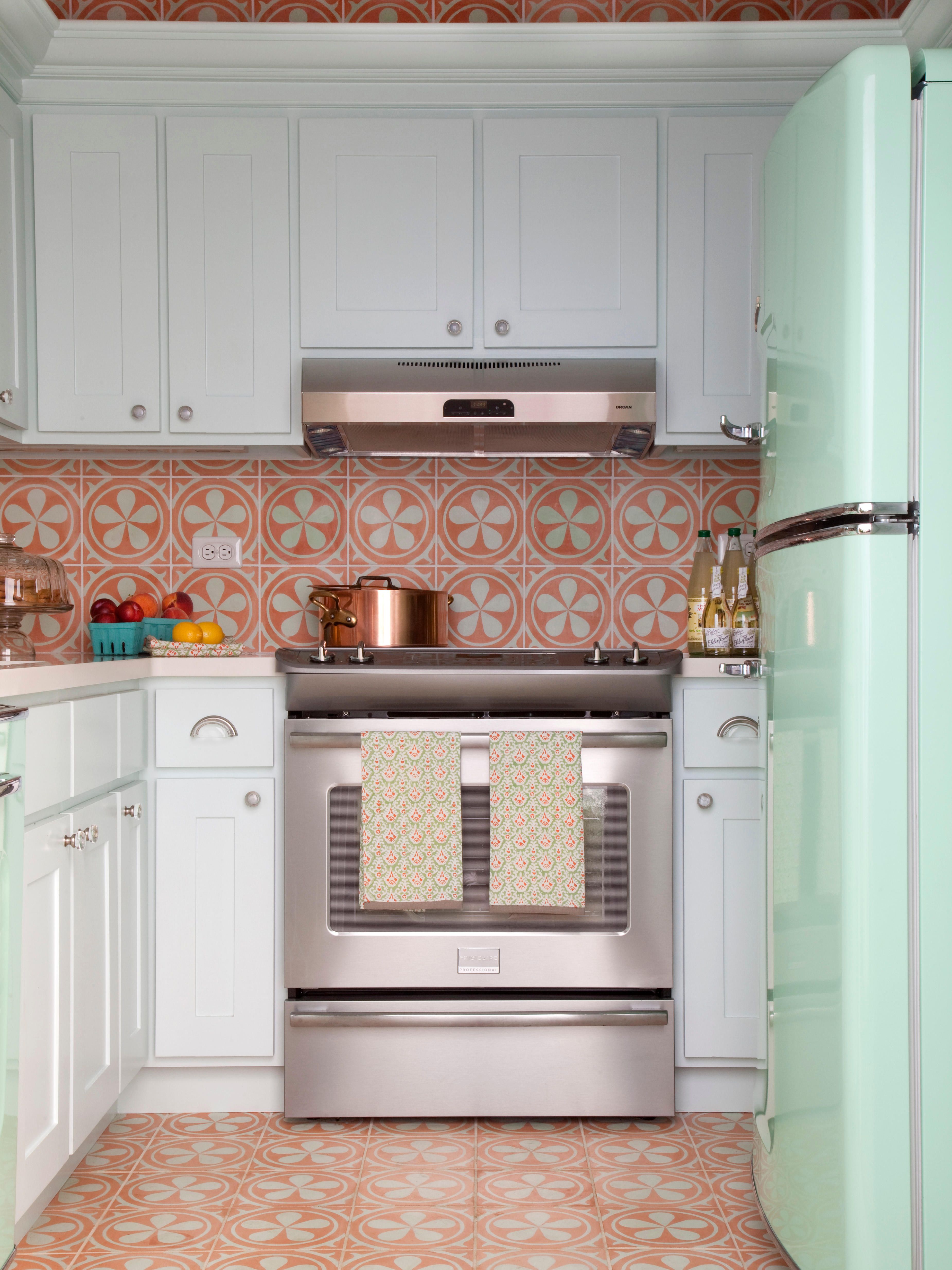 20 Cool Retro Kitchens   How to Decorate a Kitchen in Throwback Style