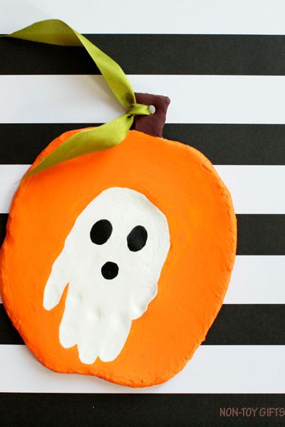 43 Easy Halloween Crafts For Kids Fun Diy Halloween Decorations For Kids To Make