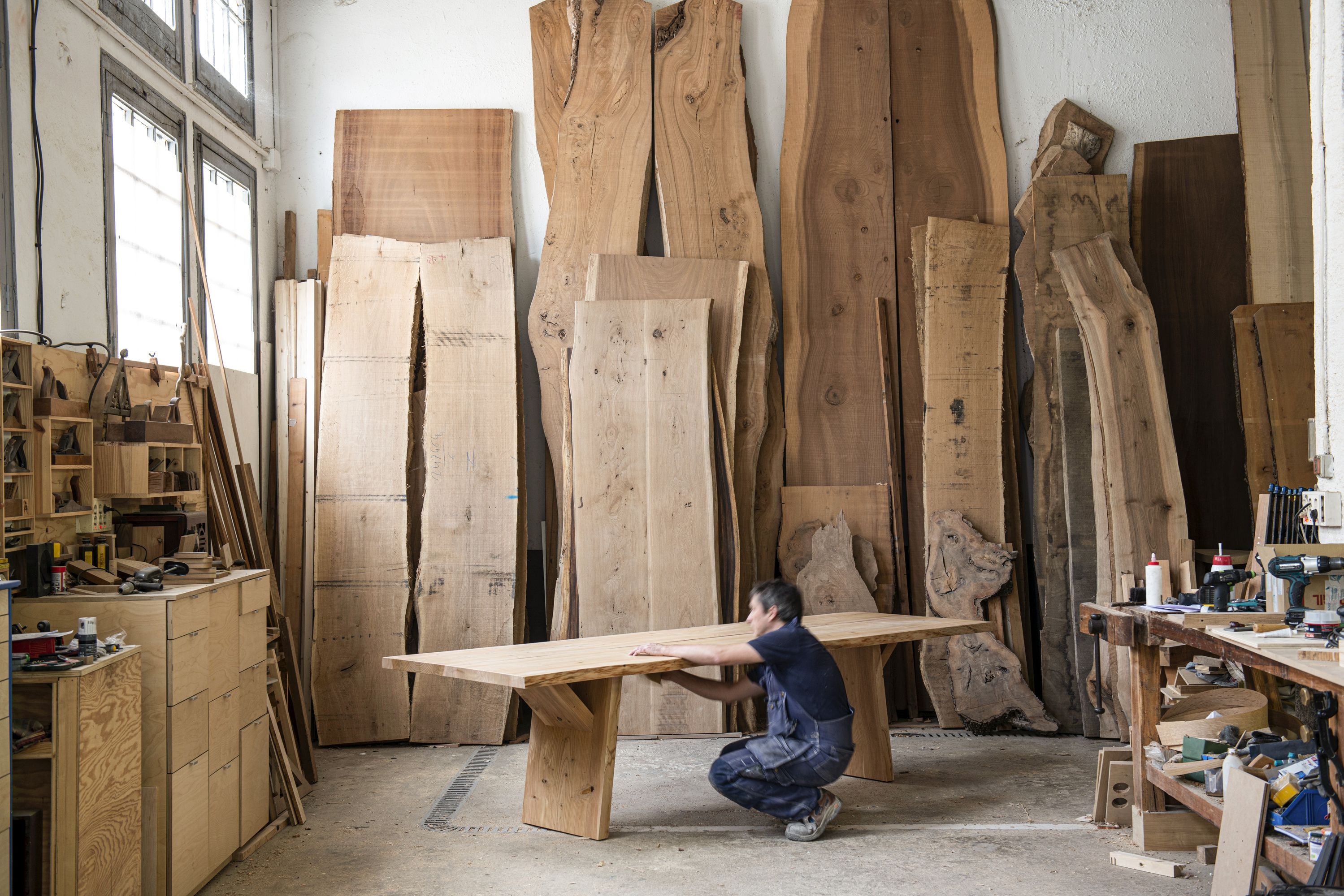 Este ebanista cuyas piezas rinden homenaje a la madera y al árbol