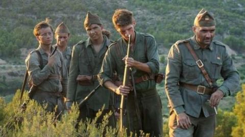 un grupo de soldados vienen de la guerra en la película ebro, de la cuna a la batalla