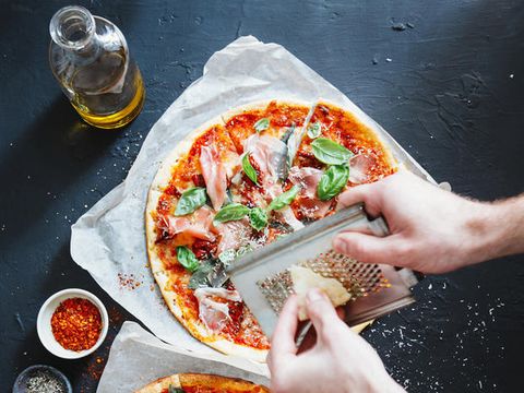 Come si fa la pizza in casa dall'impasto alla lievitazione