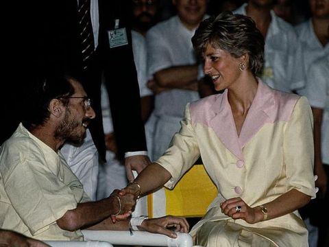 I trucchi di stile di Lady Diana ecco perché la principessa non indossava mai i guanti alle presentazioni ufficiali.