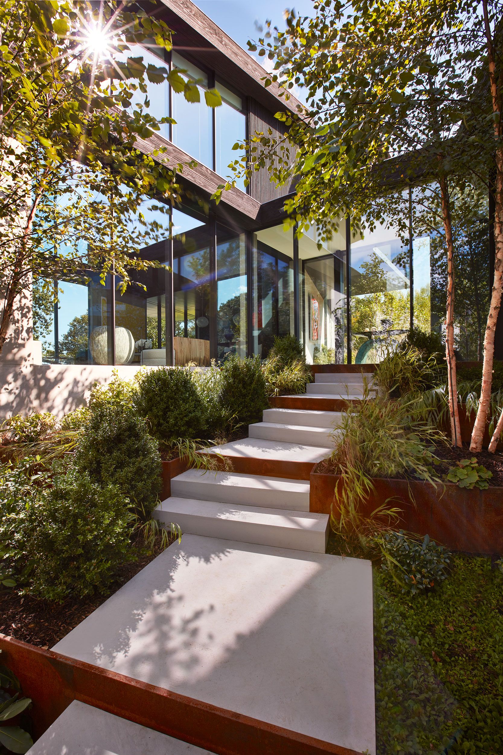 Arte, diseño y paisajismo en una casa de arquitectura minimalista