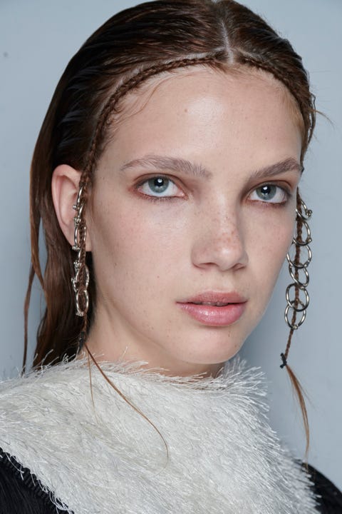 Capelli Inverno 2023, acconciature preziose con fermagli gioiello