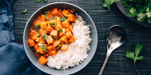 Eenpersoonsgerecht: zoete-aardappelcurry met rijst zoete aardappelcurry met rijst