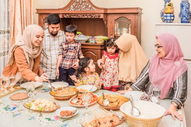 Apa yang keluarga Idul Fitri makan di ruang makan?