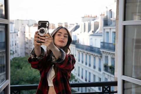 امیلی در پاریس در نقش لیلی کالینز در نقش امیلی در قسمت 101 امیلی در پاریس پاریس شعبه استفانی © 2020