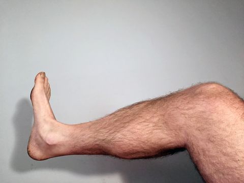 una pierna, un pie y un tobillo desnudo de un hombre