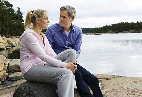 Los protagonistas de "El verano de la decisión" se miran con amor frente a un lago de Suecia. Película de Inga Lindström protagonizada por Saskia Valencia y Philippe Brenninkmeyer.