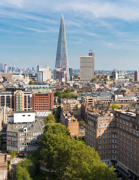 Podwyższony widok na panoramę Londynu w kierunku Southwark w stronę wieży Shard i Canary Wharf.