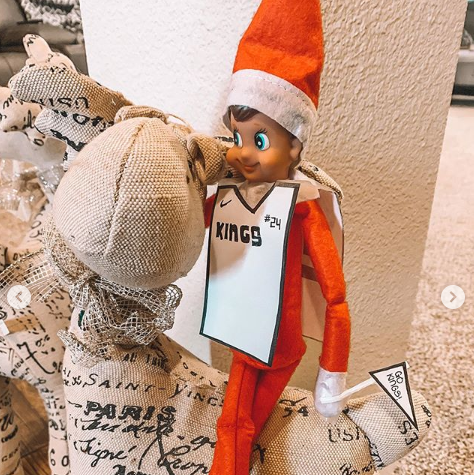 elf-on-the-shelf-basketball- elf-on-the-shelf-basketball-