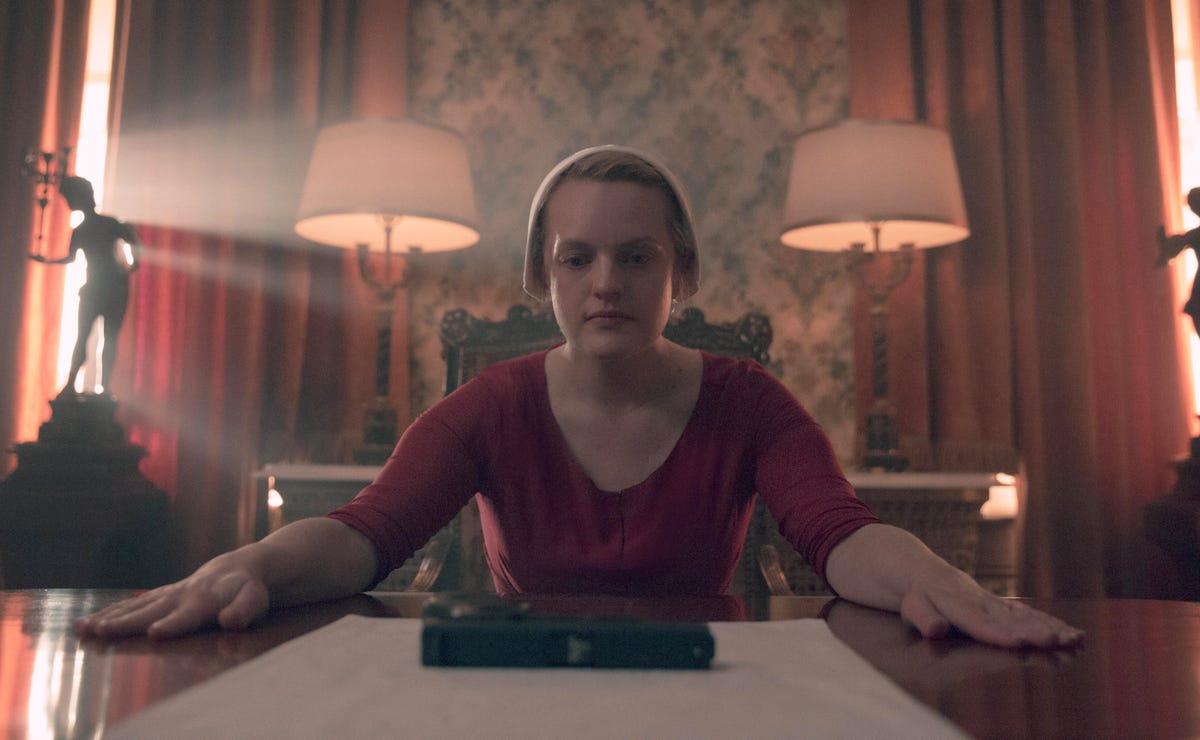 The Handmaid S Tale Star Elisabeth Moss Teases Wild Season 5 Ride