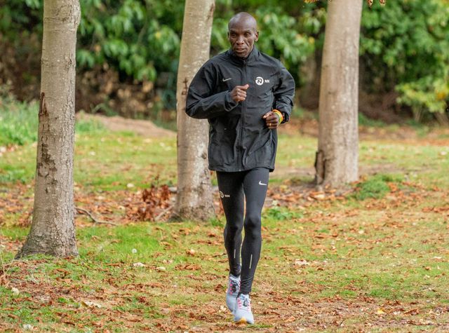 el maratoniano eliud kipchoge corre entrenando por el bosque