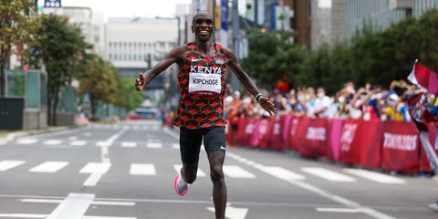 Kipchoge wins olympic marathon tokyo 2020 he successfully defended his marathon title last night in the final day of the event. Kipchoge Marathon . Vycw1tyayhz66m