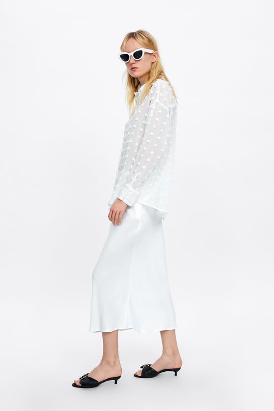 Alessanda de Osma con camisa blanca con lunares de Zara de Alessanda de Osma con camisa blanca con lunares de Zara de